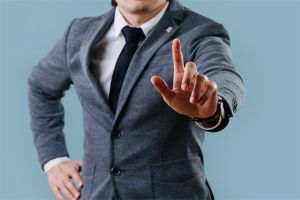 Foto: Person mit ausgestrecktem Finger und Krawatte