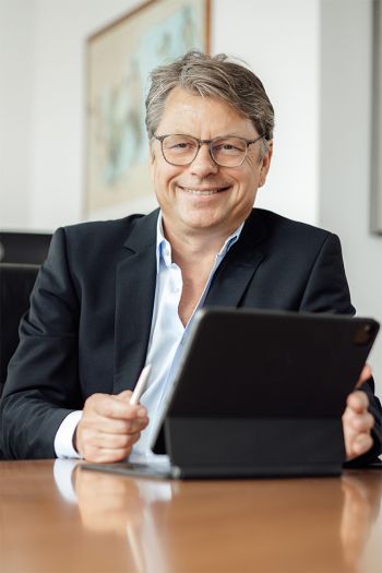 Dirk Schürmann, Diplom-Kaufmann 
Steuerberater 
Fachberater für Internationales Steuerrecht, Berlin